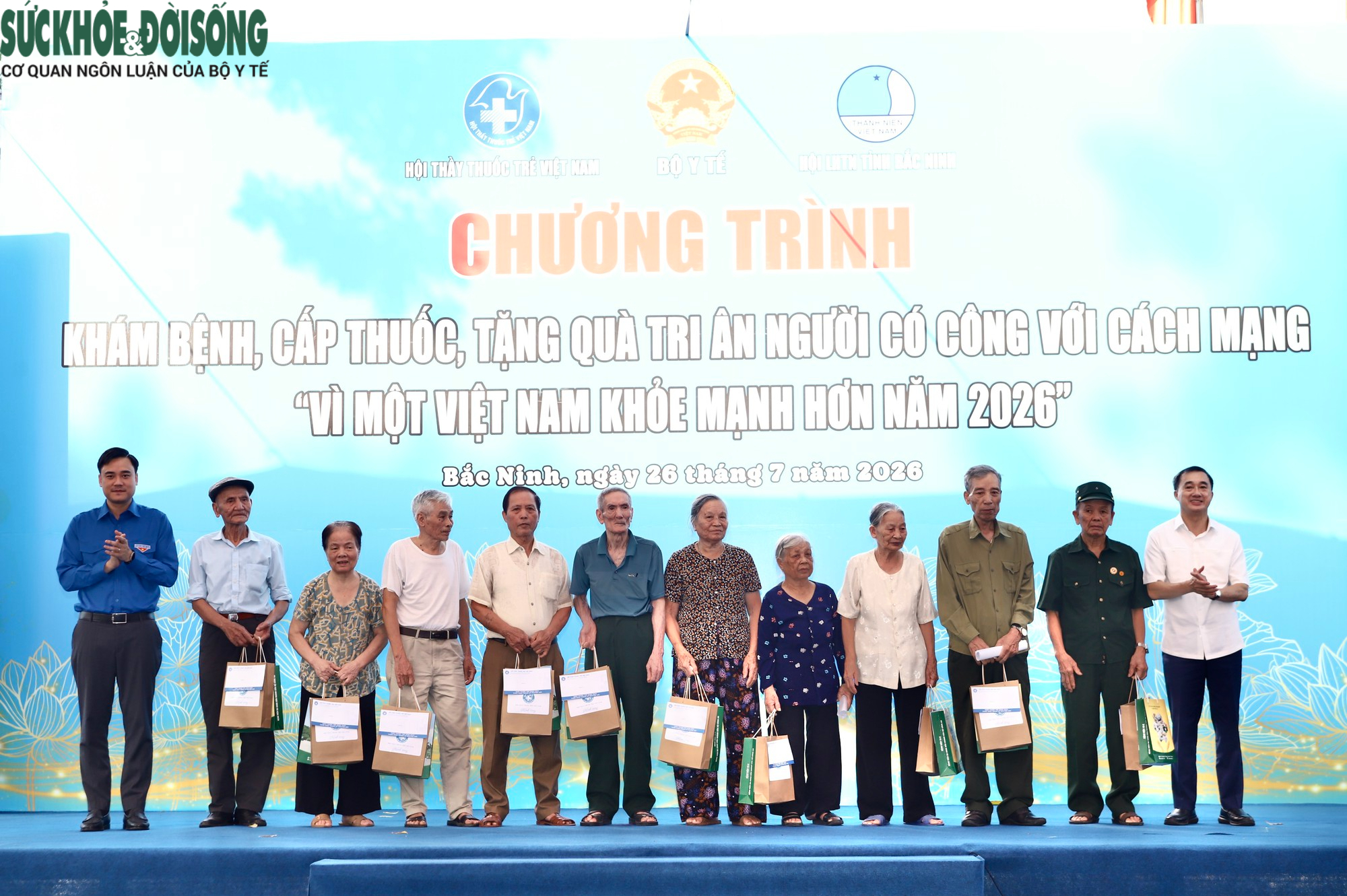 Những hình ảnh ý nghĩa trong chương trình tri ân người có công ở Bắc Ninh- Ảnh 2.