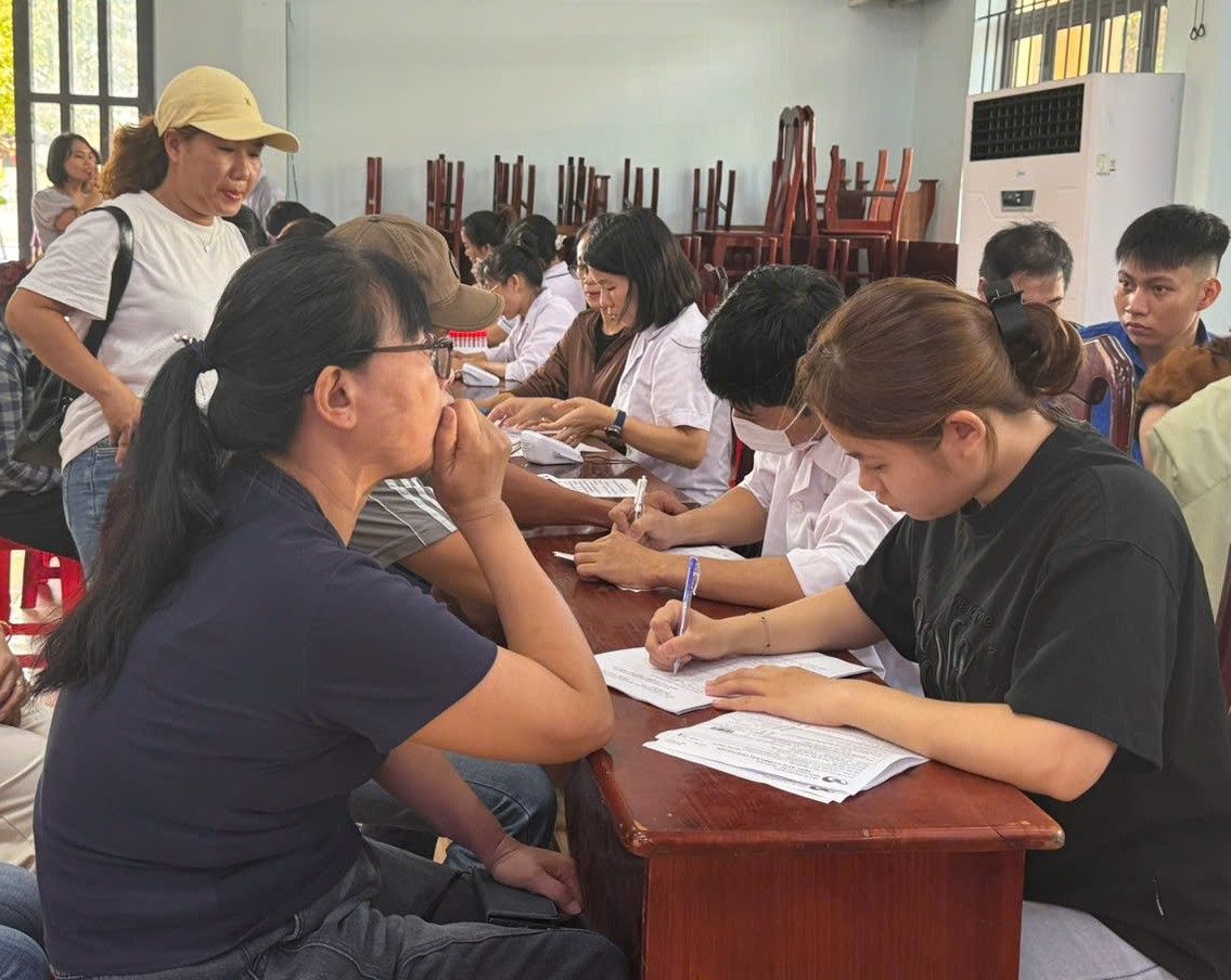 Hàng trăm người ở Khánh Hòa được khám, xét nghiệm miễn phí bệnh lý huyết học- Ảnh 2.