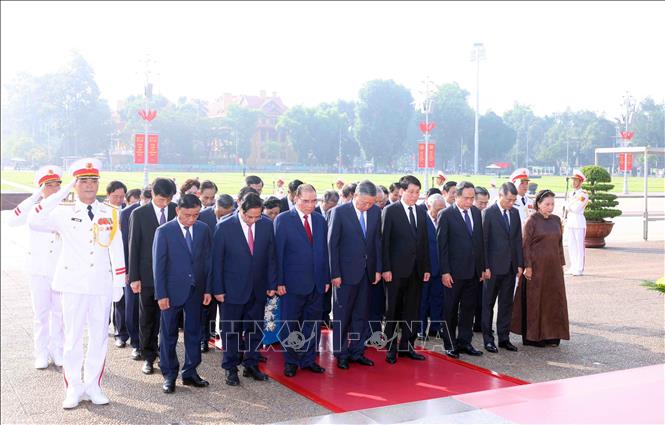 Tưởng Nhớ Các Anh Hùng Liệt Sĩ và Chủ Tịch Hồ Chí Minh: Khoảnh Khắc Thiêng Liêng Tại Hà Nội
