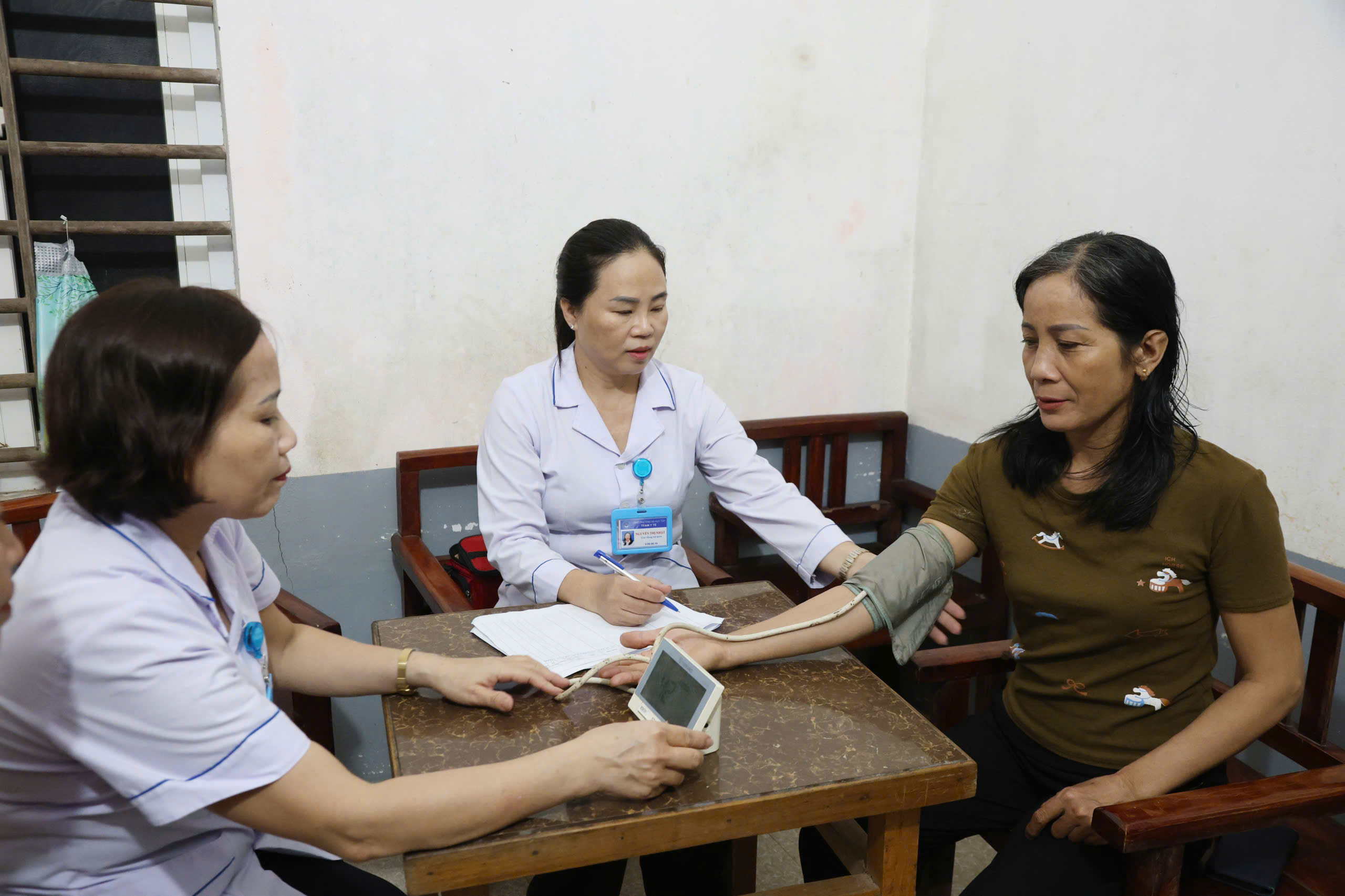 1-1786677088830415480744 Hà Tĩnh đưa khám sức khỏe miễn phí đến tận nhà dân- Ảnh 2.