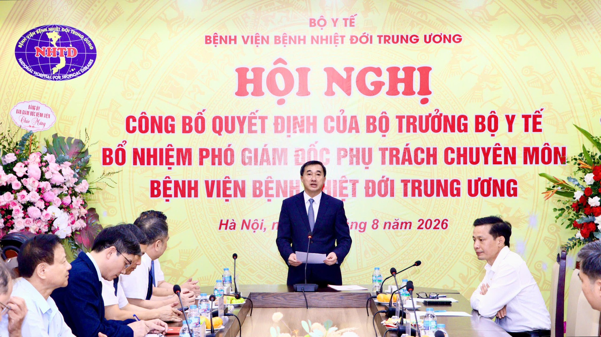 Bộ Y tế bổ nhiệm Phó Giám đốc phụ trách chuyên môn Bệnh viện Bệnh Nhiệt đới Trung ương - Ảnh 2.