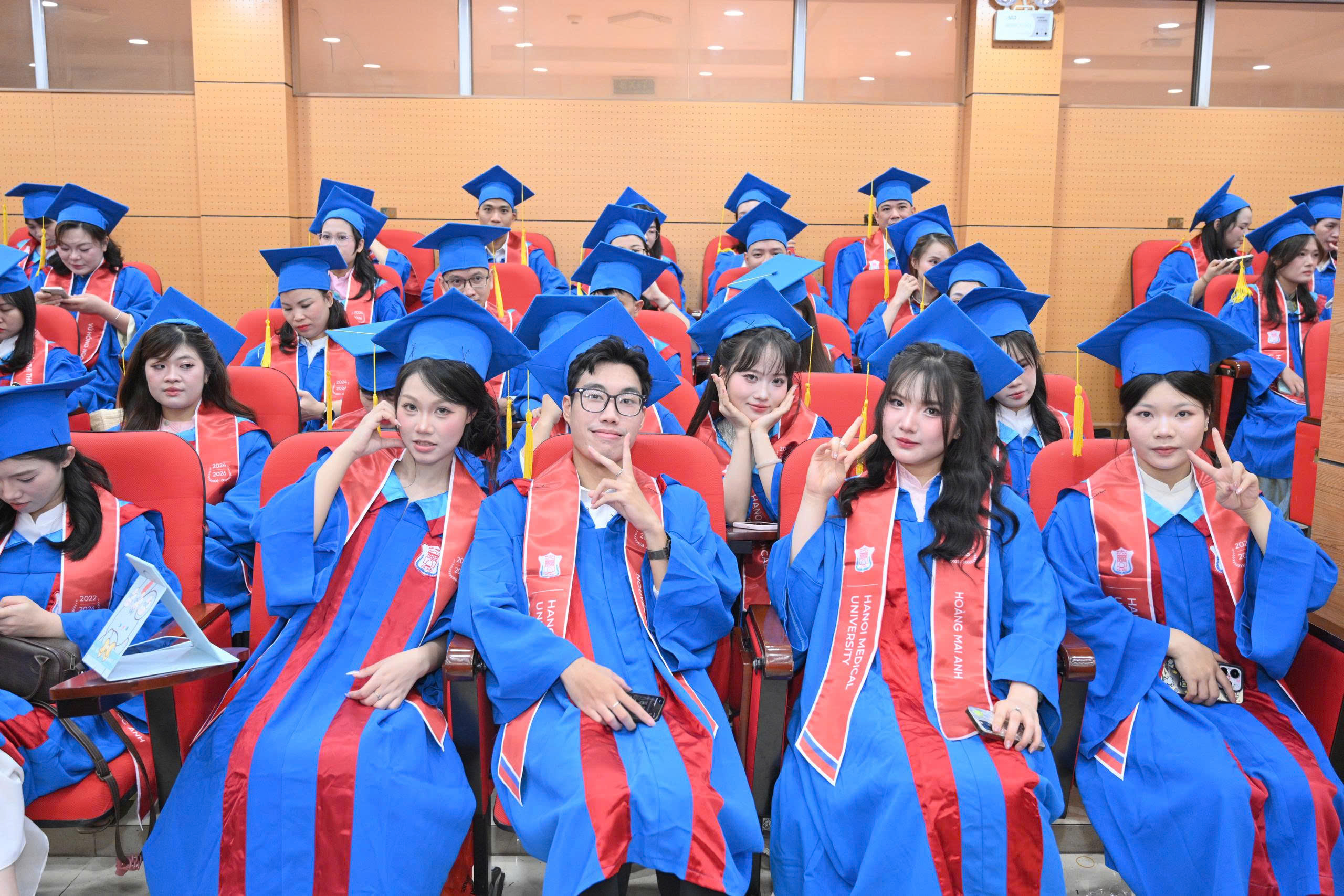 Đại học Y Hà Nội tốt nghiệp 427 cử nhân Đại học Y Hà Nội tốt nghiệp 427 cử nhân