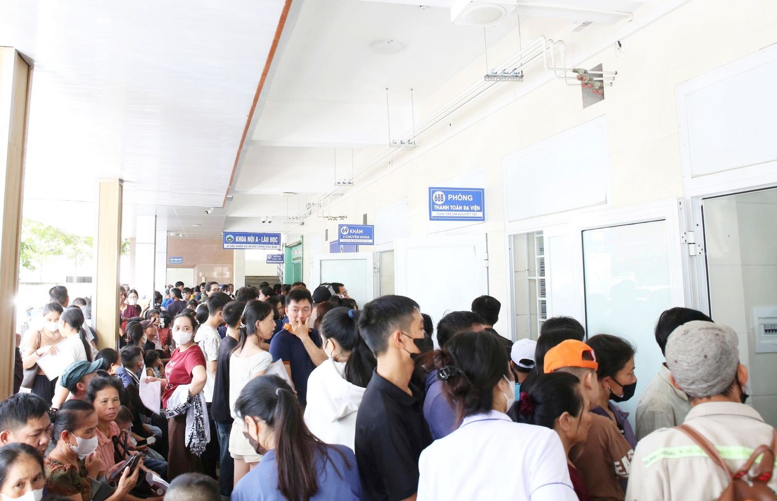 Khám sàng lọc cho trẻ em khuyết tật ở Hà Tĩnh