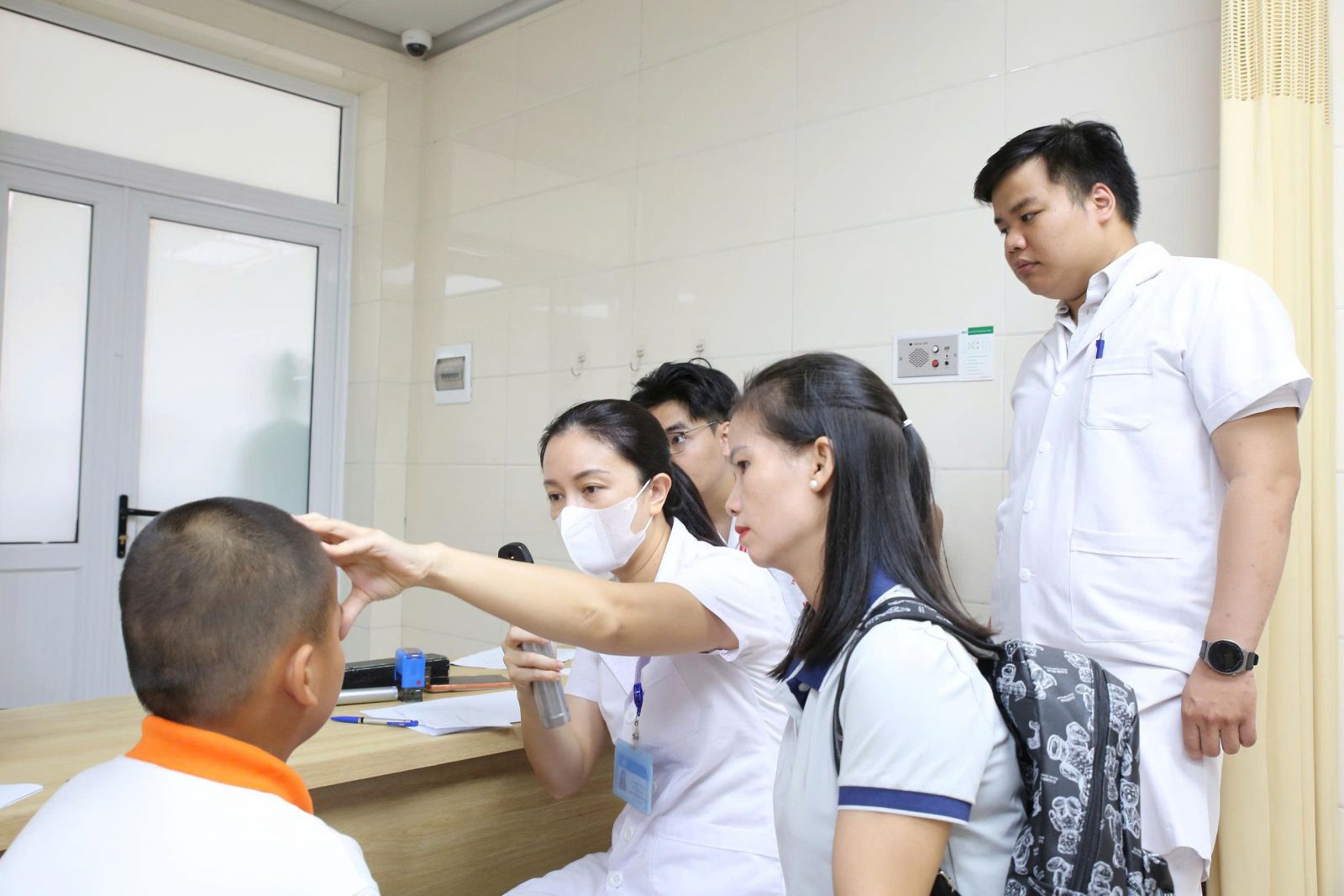 Khám và phẫu thuật trẻ em khuyết tật