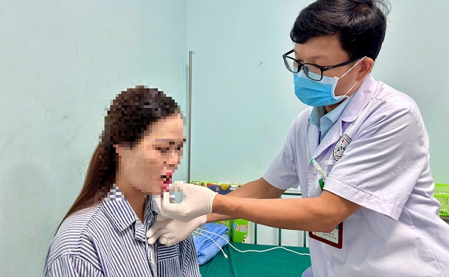 Bác sĩ thăm khám cho bệnh nhân