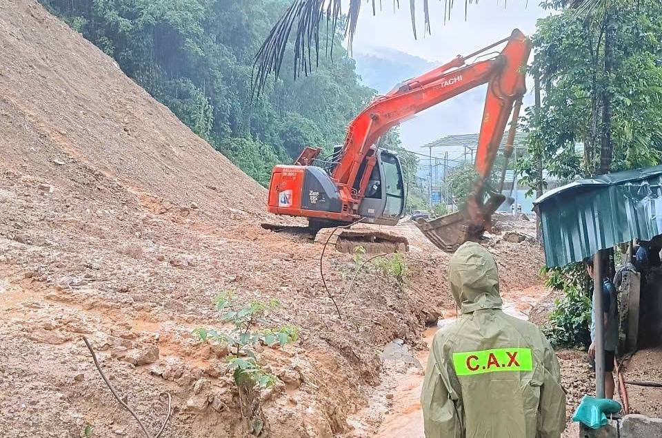 Di dời khấn cấp các hộ dân tại Quan Sơn trước vết nứt kéo dài 100 mét- Ảnh 3.