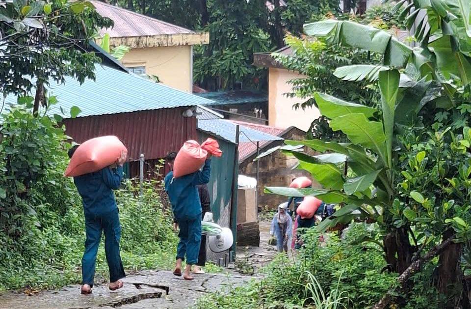 Di dời khấn cấp các hộ dân tại Quan Sơn trước vết nứt kéo dài 100 mét- Ảnh 2.