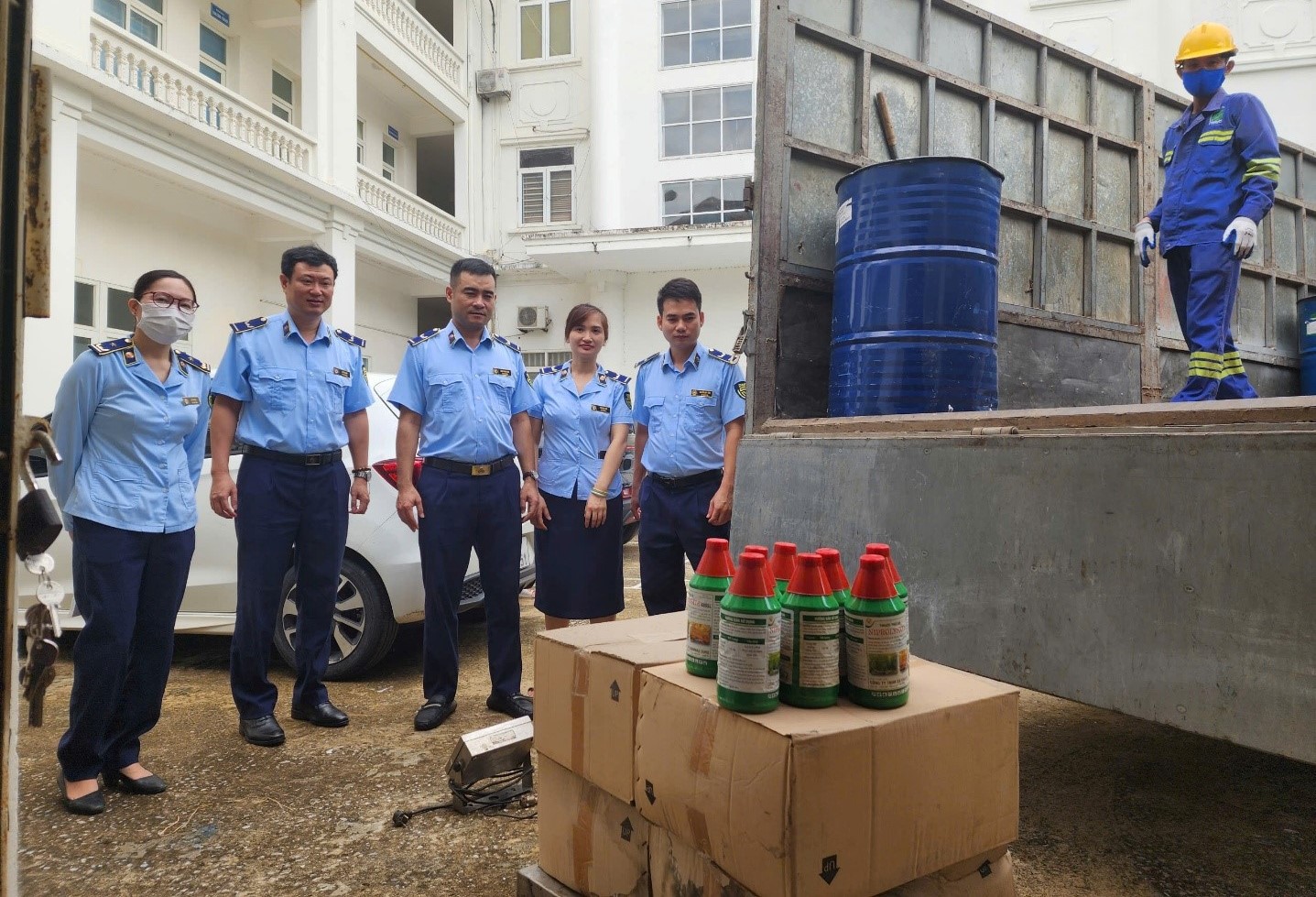 22-18-1785915836632576394658 Thanh Hóa tiêu hủy gần 1,3 tấn thuốc trừ cỏ cấm Niprolysate 480SL - Ảnh 1.