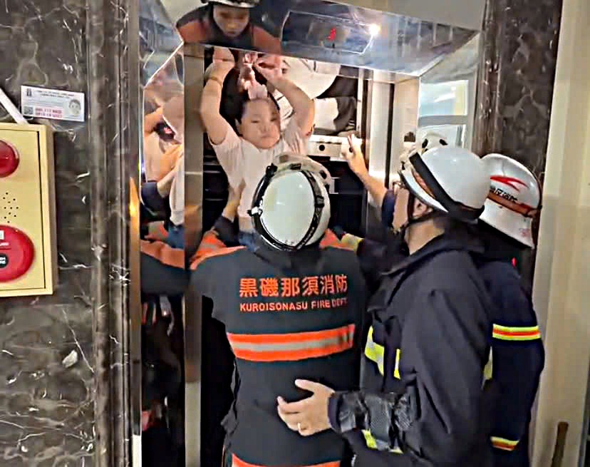 Cứu Hộ Nhanh Chóng 13 Người Bị Mắc Kẹt Trong Thang Máy Tại Hà Nội