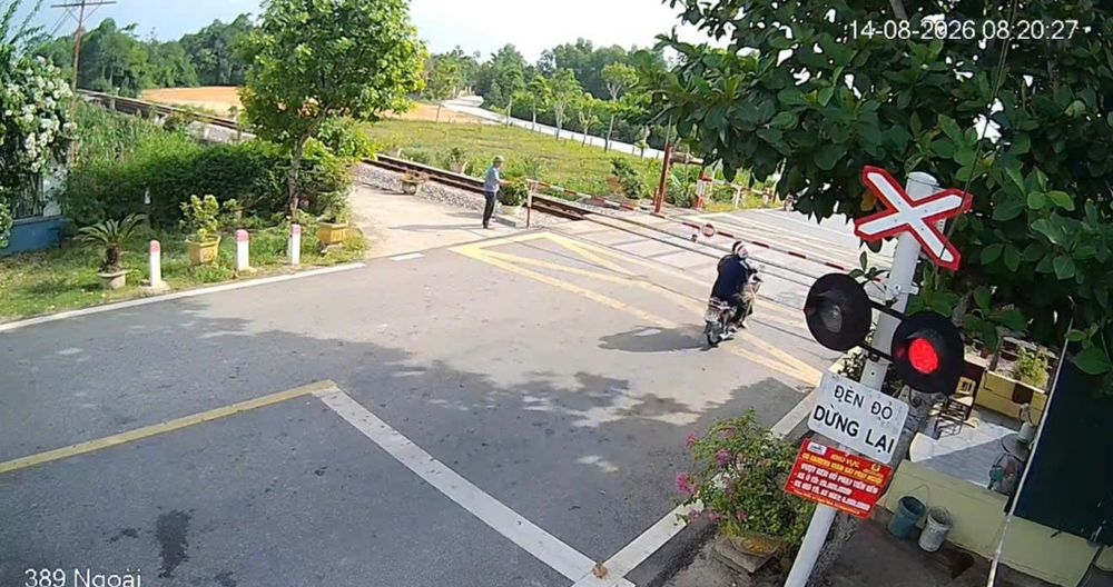 33b073f935b2dcec85a3-17867792150502127853138 Đâm vào gác chắn đường sắt, hai người thương vong- Ảnh 1.