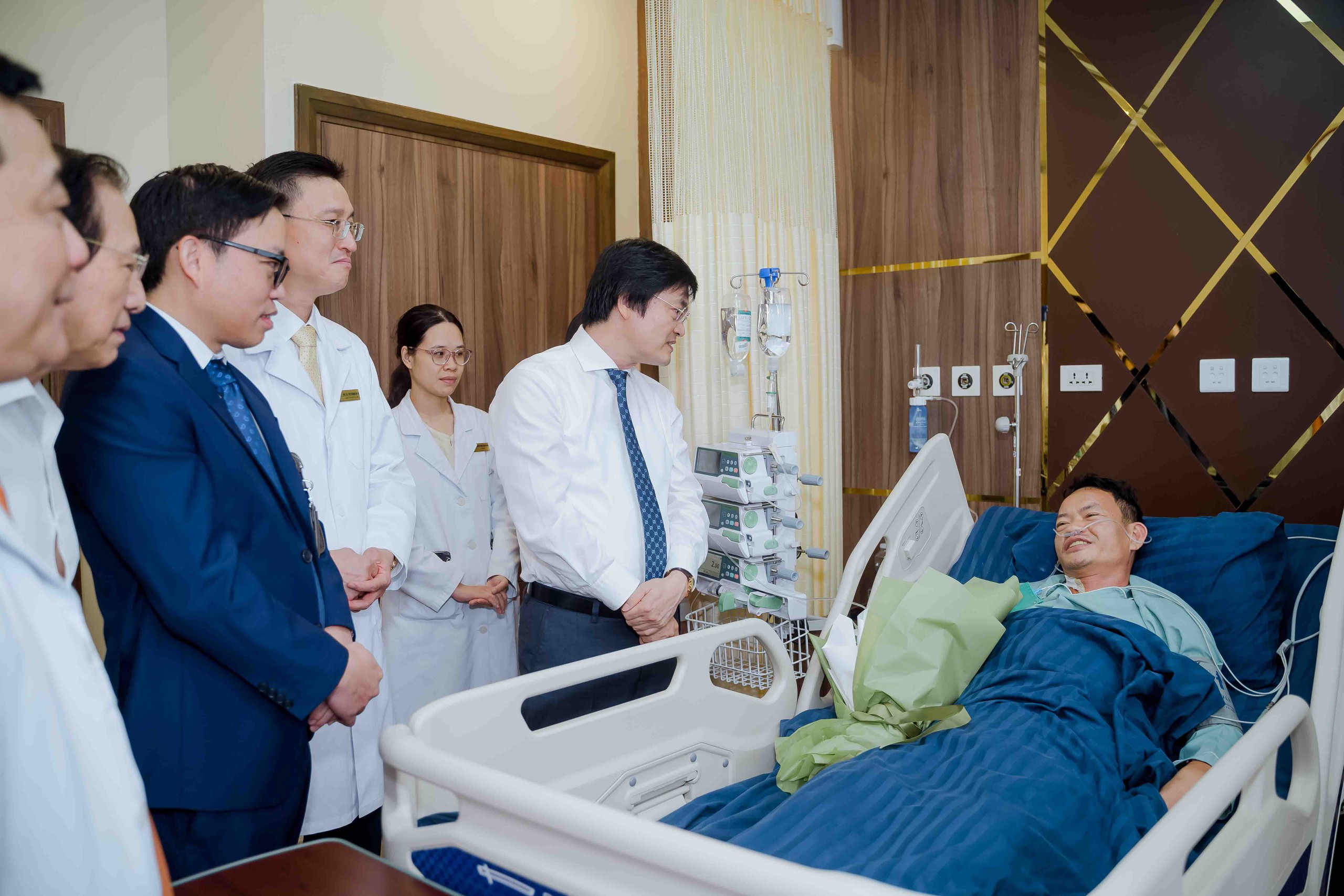 Lần đầu tiên Việt Nam thực hiện thành công phẫu thuật robot từ xa hai chiều giữa Hà Nội và Cần Thơ - Ảnh 1.
