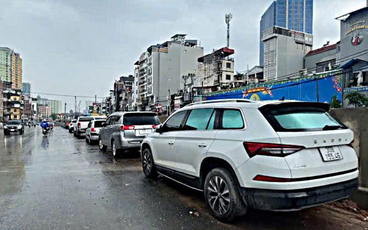Hà Nội: Tài Xế Trình Hai Giấy Phép Lái Xe Sau Lỗi Đỗ Sai - Ảnh 1.