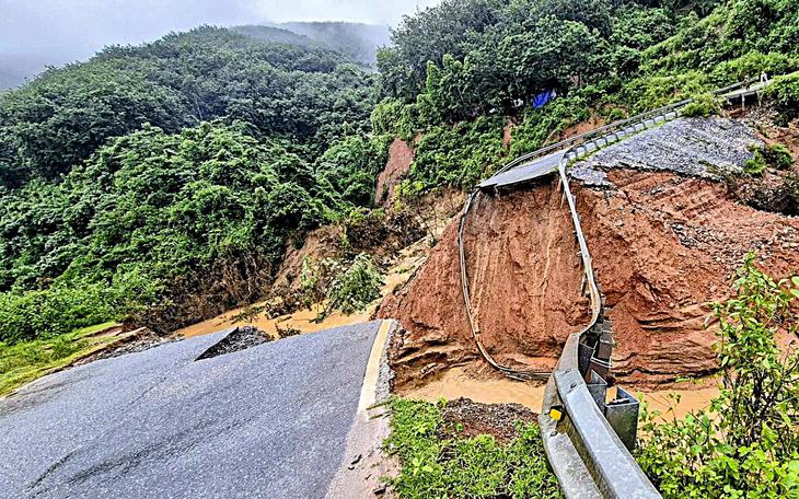 Lào Cai: Sạt lở sâu 20m, cuốn trôi 50m mặt đường tại xã Bảo Hà - Ảnh 1.