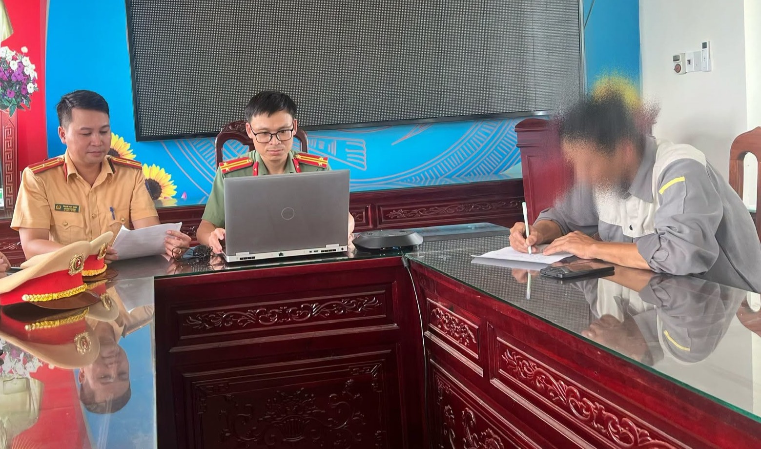 Nam thanh niên bị phạt 7,5 triệu đồng - Ảnh 1.