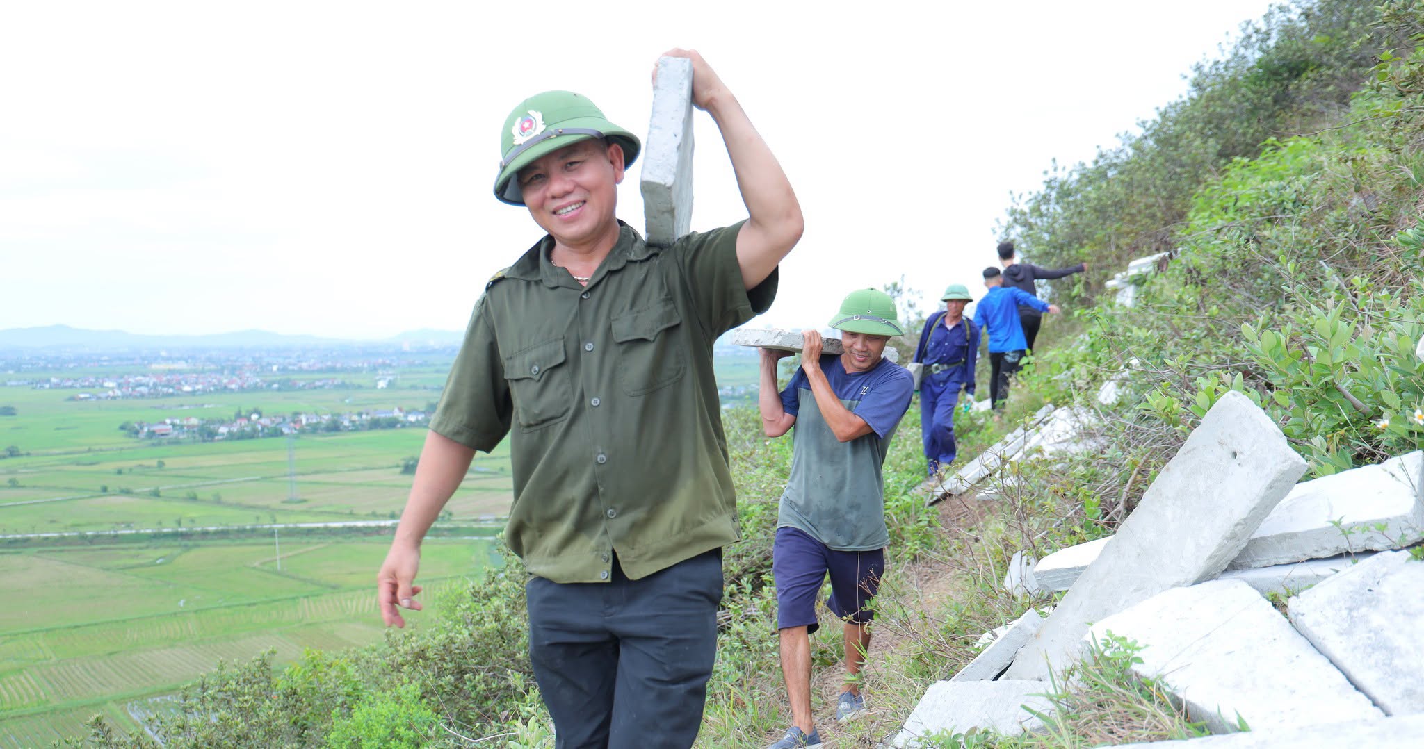 Hơn 1.000 người chung sức tái tạo dòng chữ 'BÁC HỒ SỐNG MÃI' trên núi Nhón - Ảnh 5.