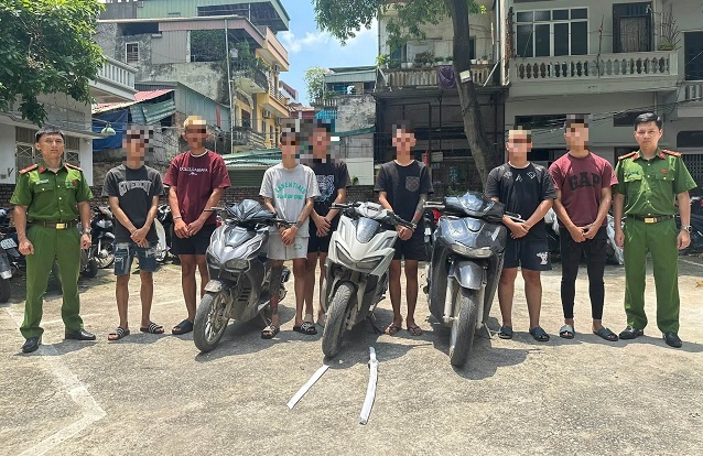 Hà Nội: Khởi tố nhóm thanh niên vô cớ mang kiếm đuổi chém người đi đường - Ảnh 1.