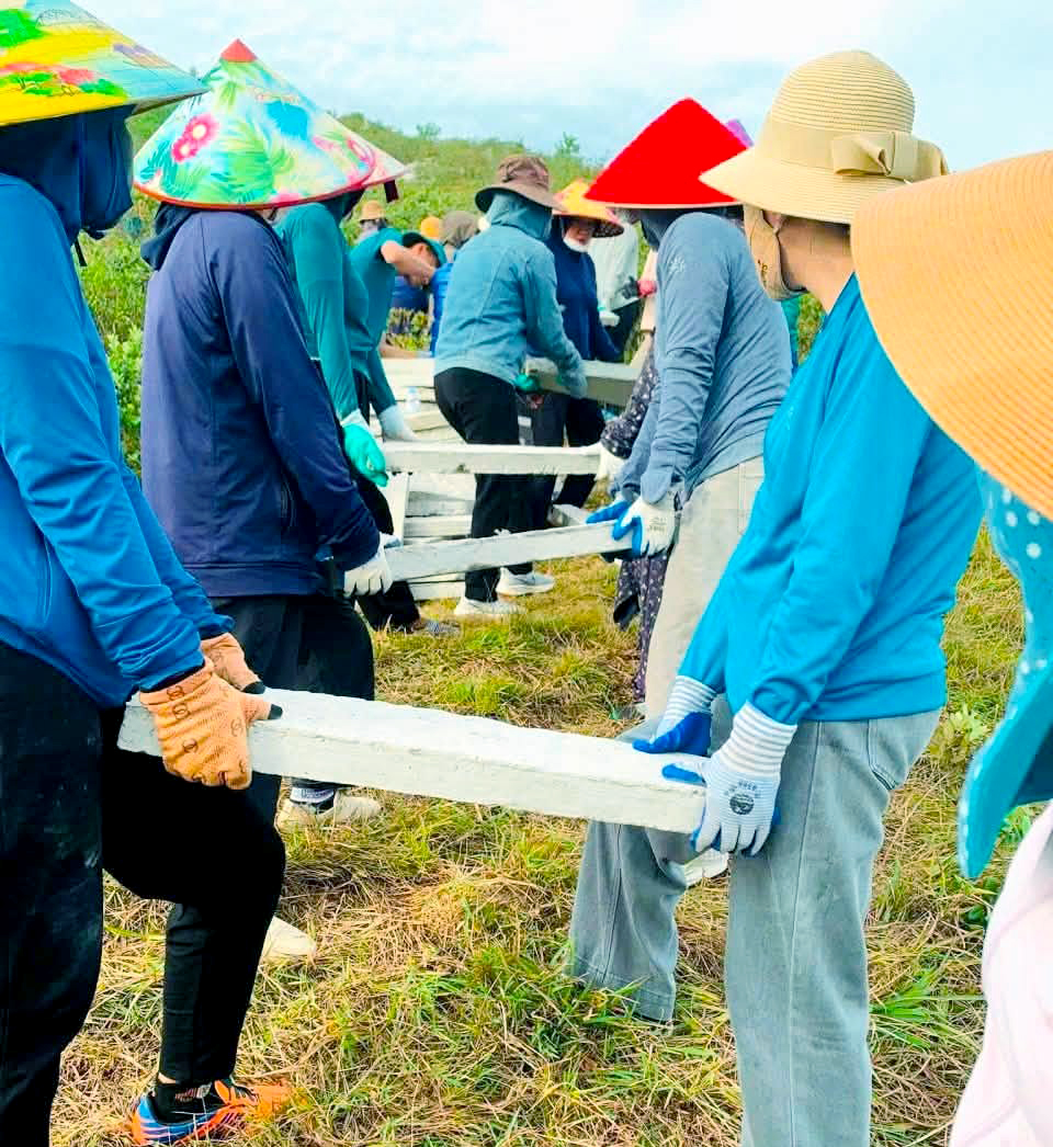 Hơn 1.000 Người Tham Gia Tái Tạo Dòng Chữ ‘BÁC HỒ SỐNG MÃI’ Tại Núi Nhón