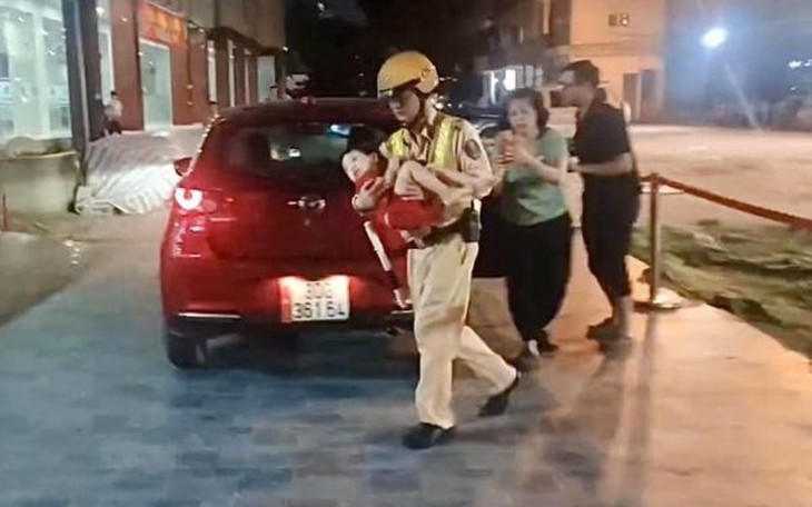 CSGT Lâm Đồng sử dụng xe đặc chủng đưa người phụ nữ khó thở đi cấp cứu- Ảnh 2.