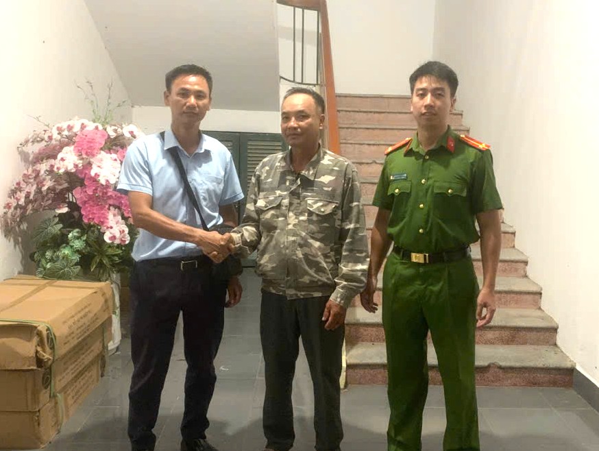 Nhân viên công an làm việc xác minh vụ việc