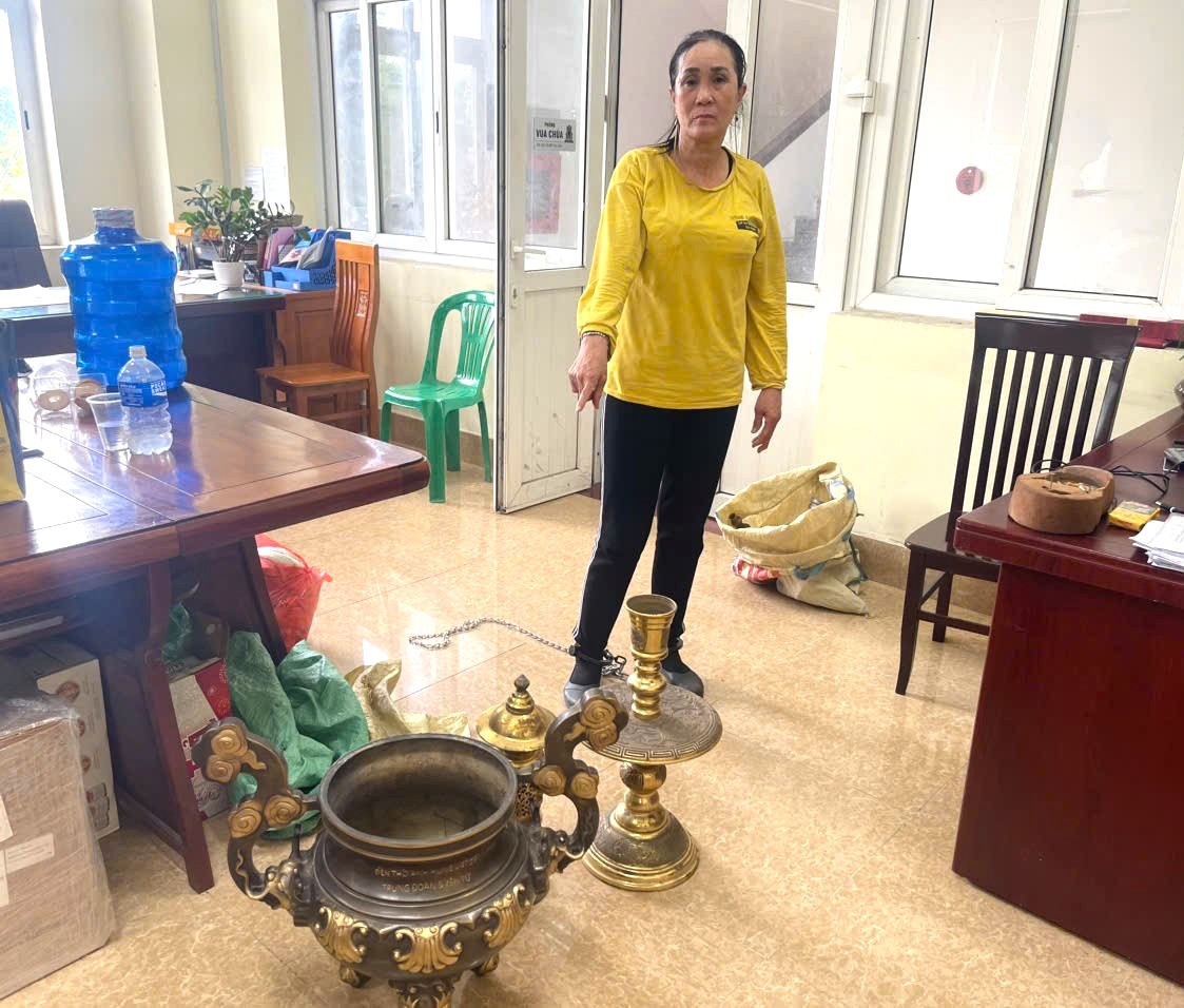 Người Phụ Nữ Bị Bắt Giữ Sau Vụ Trộm Lư Hương Tại Đền Thờ Liệt Sĩ