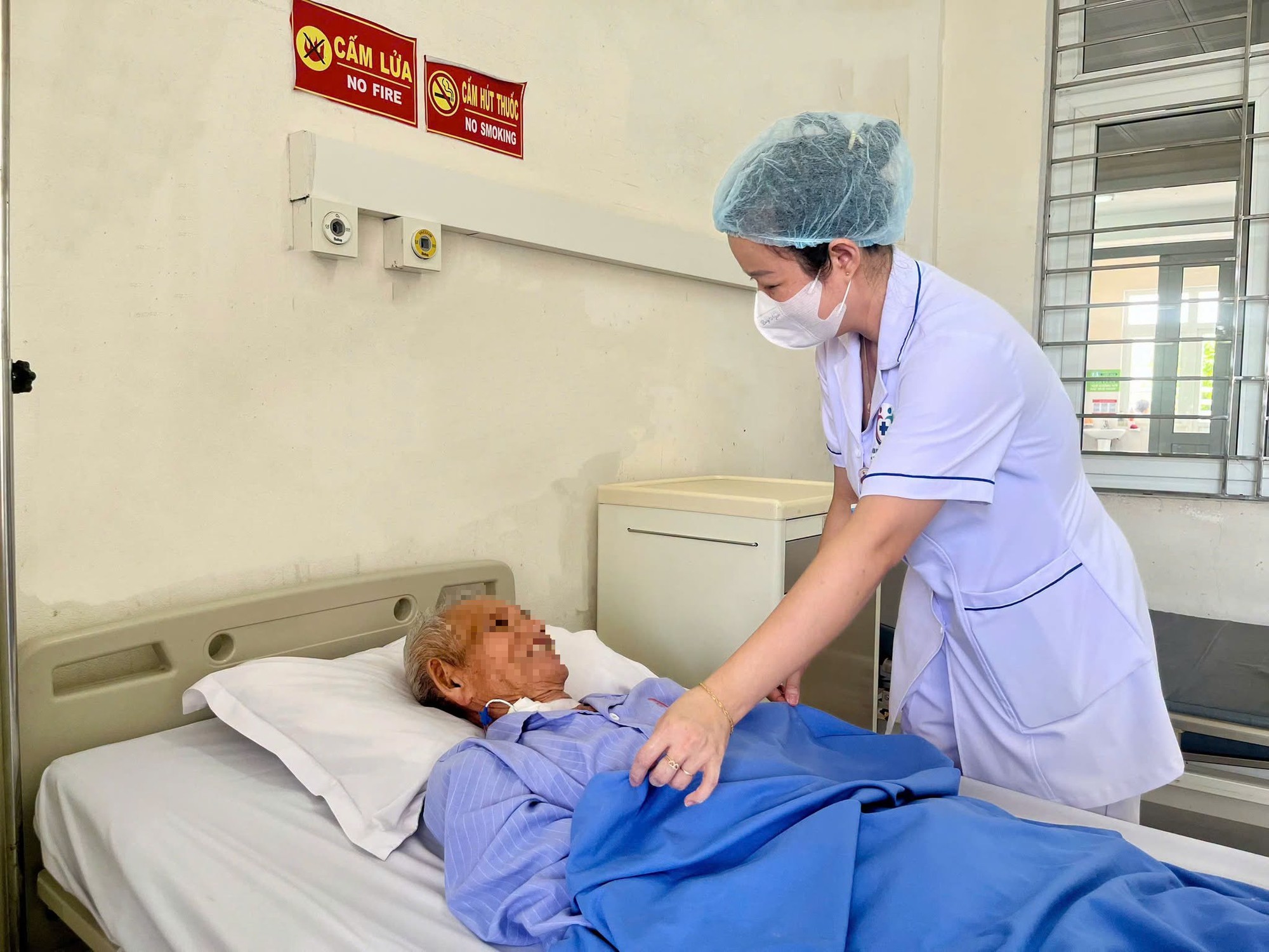 Câu Chuyện Cứu Sống Cụ Ông 90 Tuổi Bị Tắc Ruột: Những Điều Cần Biết