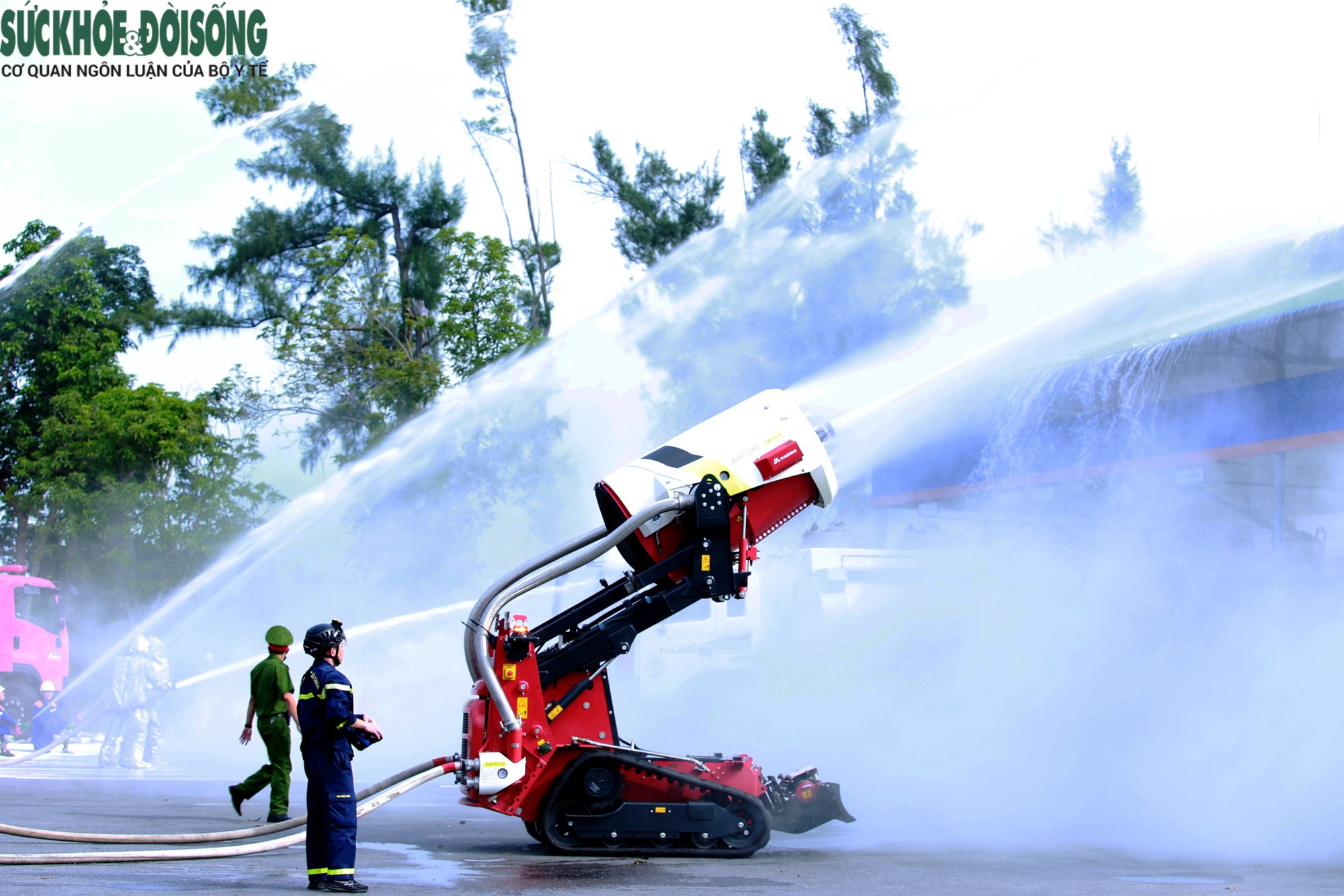 Diễn tập hiệp đồng chữa cháy, cứu nạn tại kho xăng dầu - Ảnh 4.