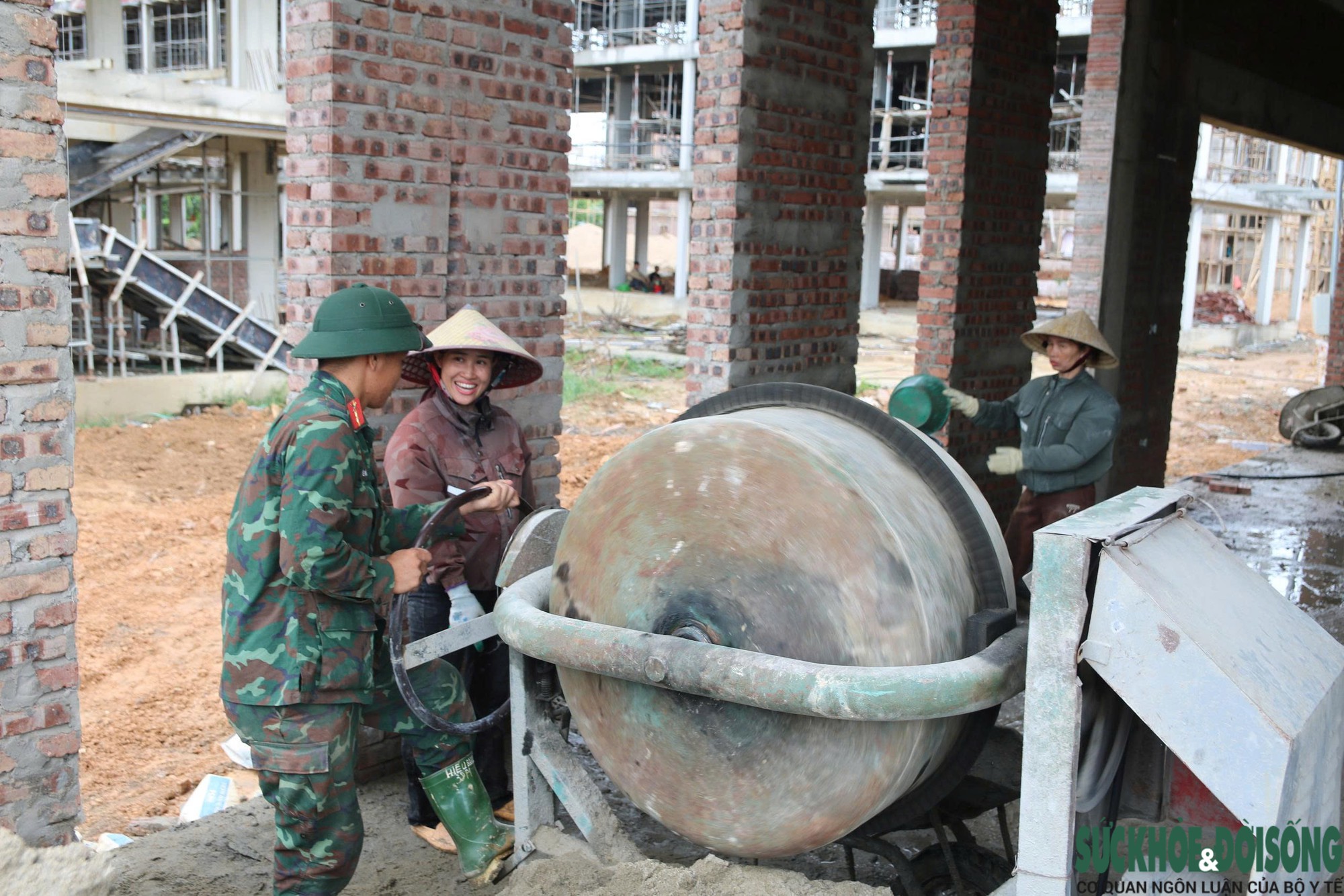 Bộ đội góp sức dựng trường nội trú vùng biên- Ảnh 7.