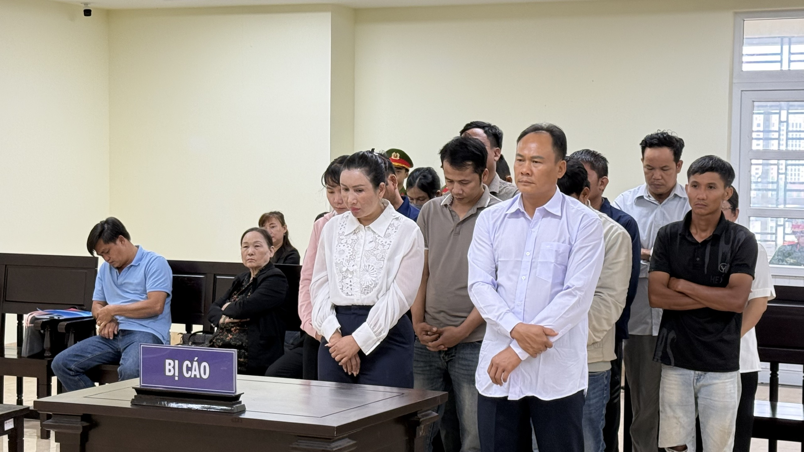 bon-bon-1786367944122990271609 Hai tổng giám đốc lĩnh án vì sản xuất, buôn bán phân bón giả - Ảnh 1.