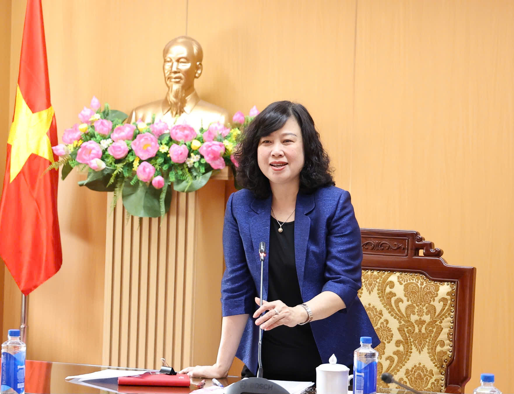 Bộ trưởng Đào Hồng Lan trong cuộc họp