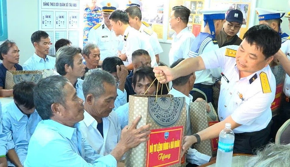 Cứu Nạn Thành Công: 33 Ngư Dân Quảng Ngãi Được Đưa Về Bờ An Toàn