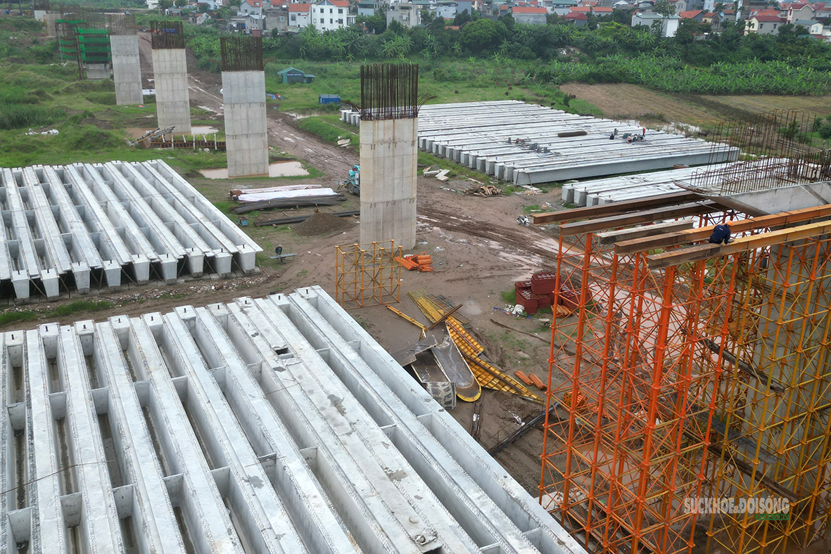 Dầm cầu được lưu giữ tại khu vực đường dẫn. Ảnh: T. Anh