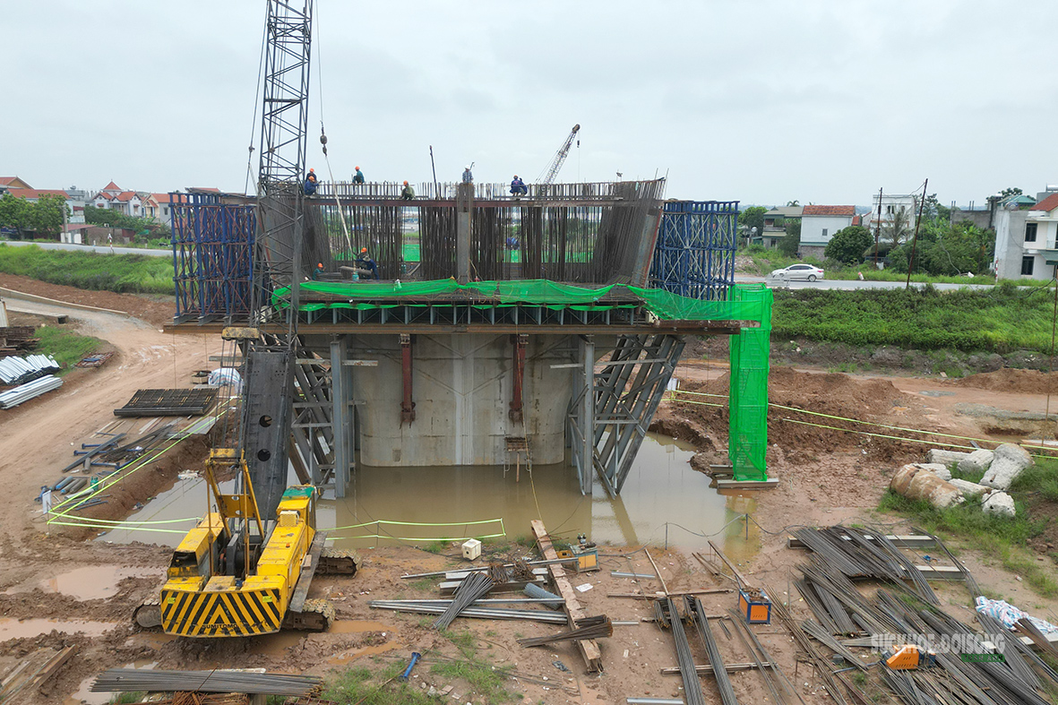 Thi công xà mũ một trụ cầu dẫn. Ảnh: T. Anh
