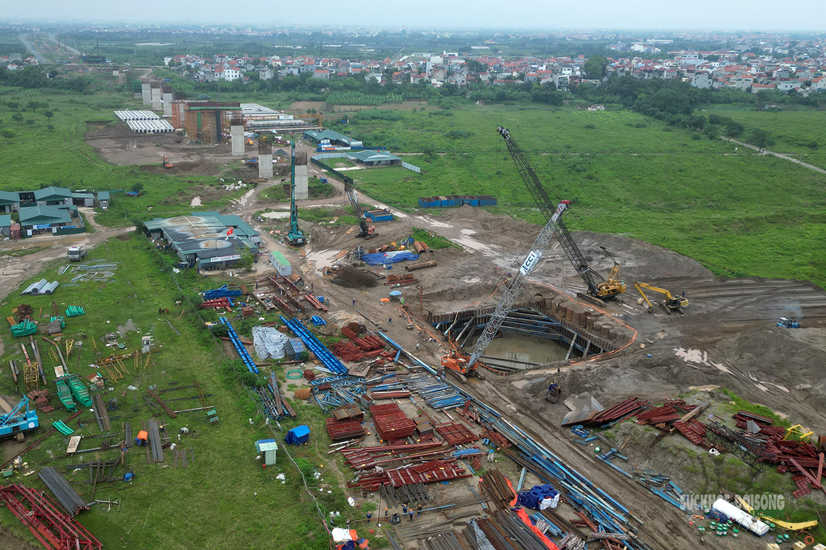 Hố móng được gia cố bằng hệ khung thép. Ảnh: T. Anh