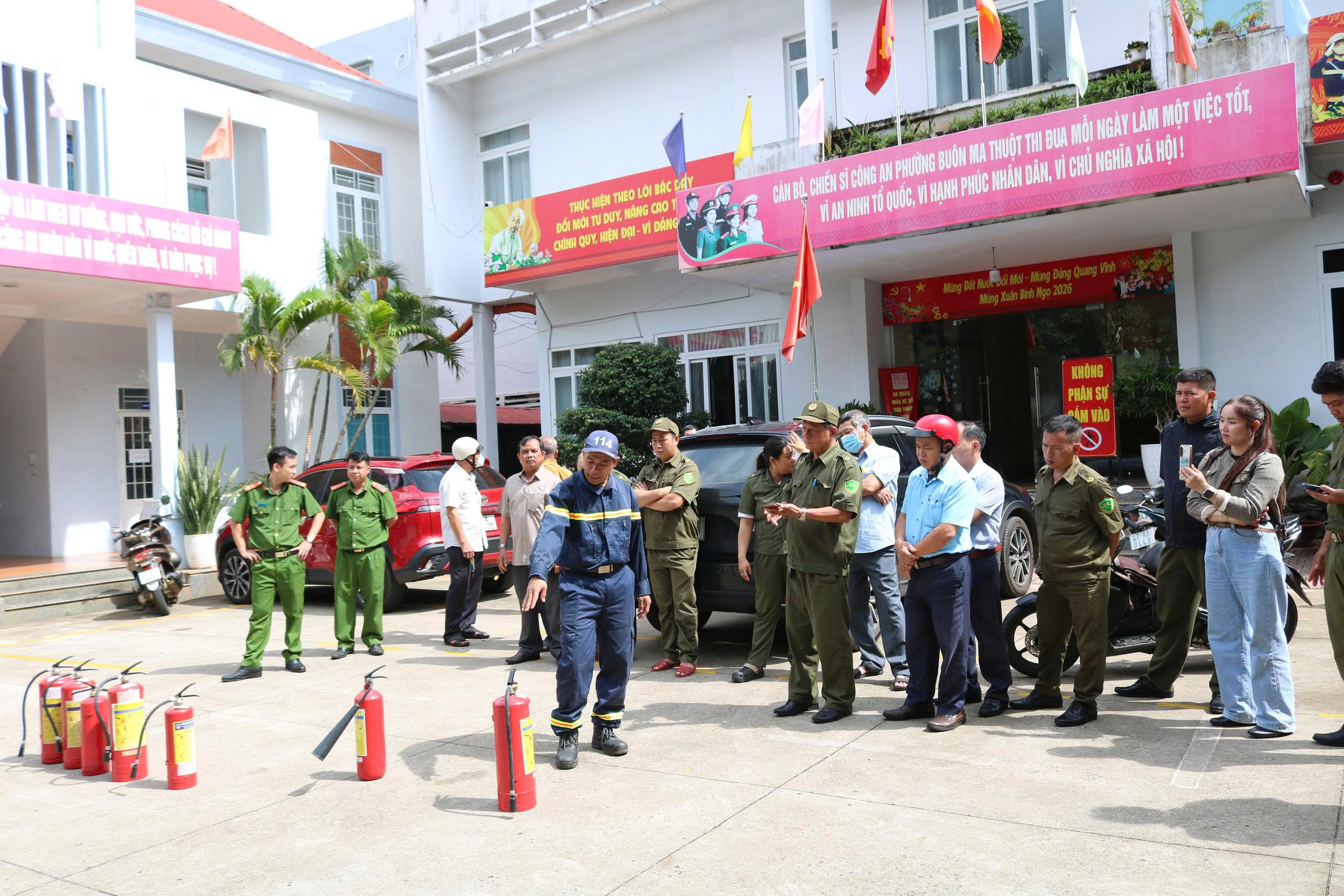Nhân rộng ‘điểm chữa cháy công cộng’ ở Buôn Ma Thuột, góp phần xử lý ngay các vụ cháy - Ảnh 1.