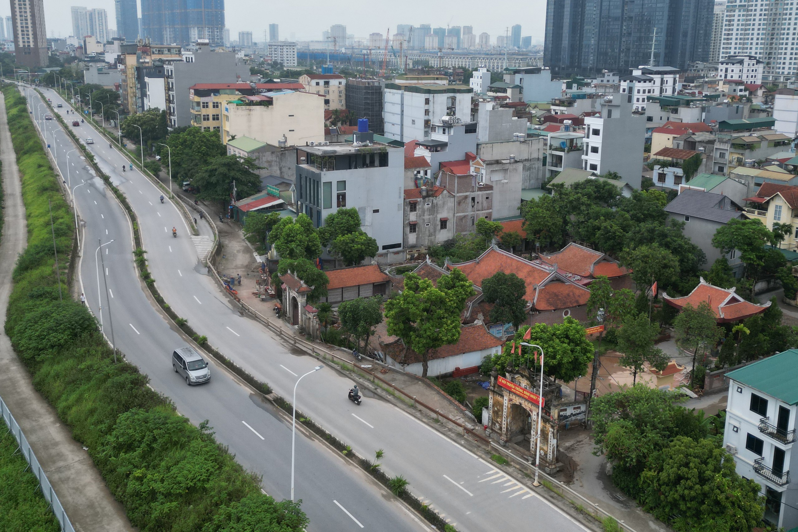 Cổng làng trăm tuổi được 'nhấc bổng' bằng kích thủy lực- Ảnh 1.
