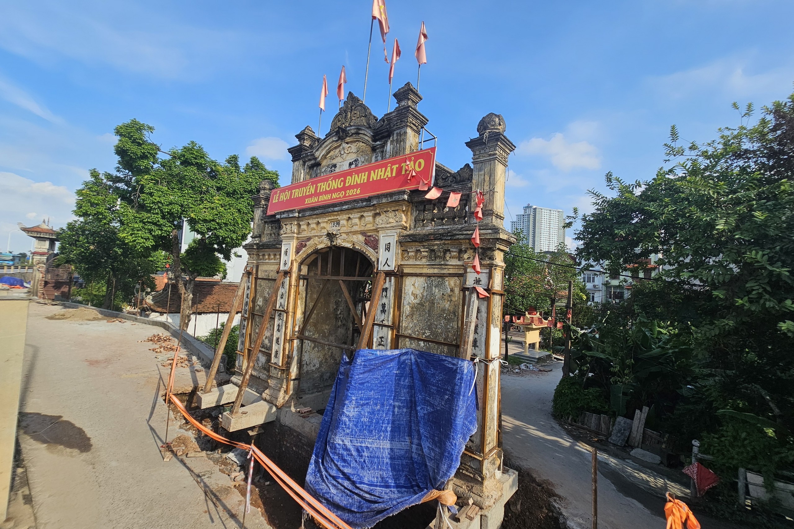 Cổng làng trăm tuổi được 'nhấc bổng' bằng kích thủy lực- Ảnh 3.