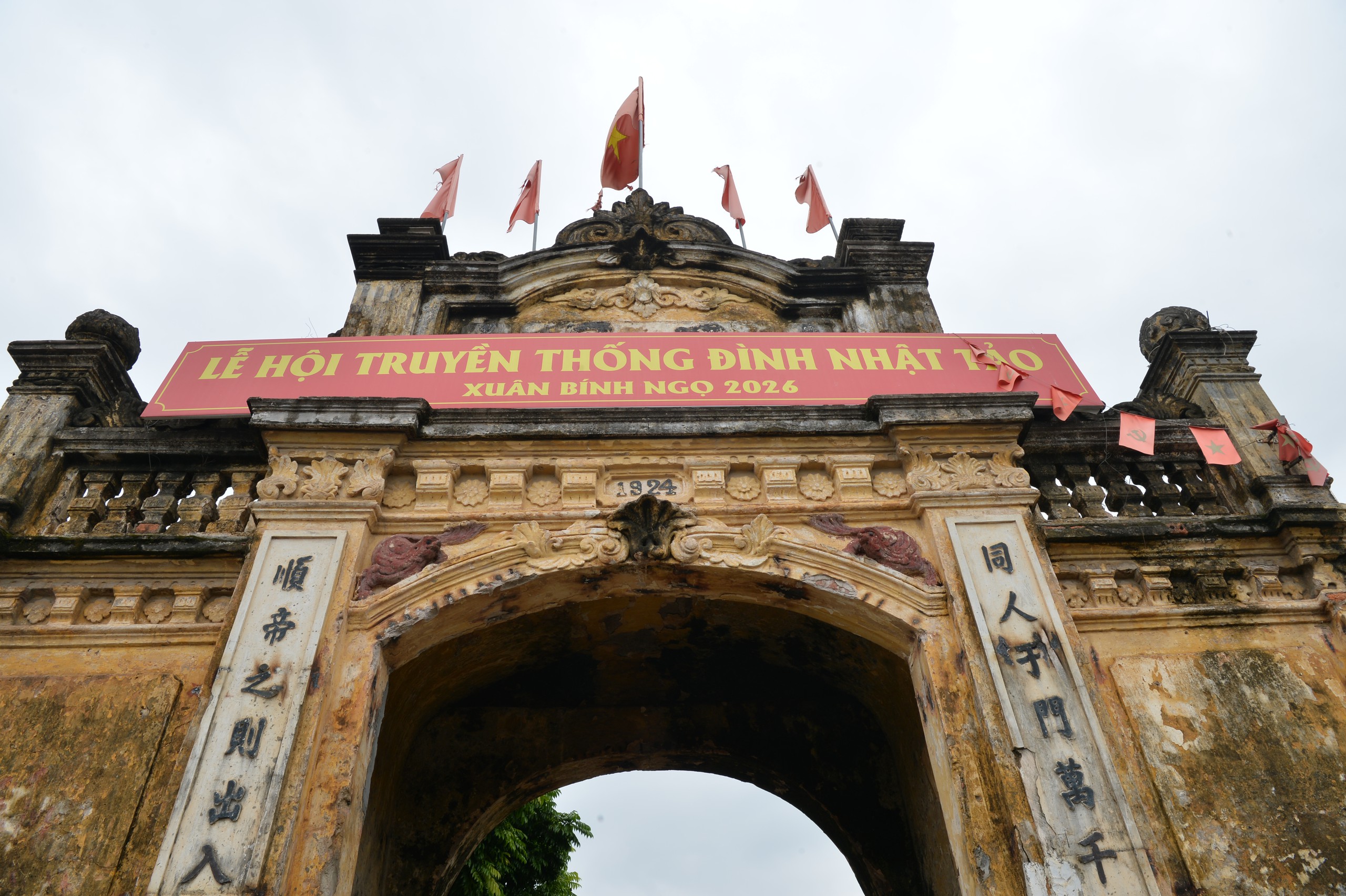 Cổng làng trăm tuổi được 'nhấc bổng' bằng kích thủy lực- Ảnh 8.