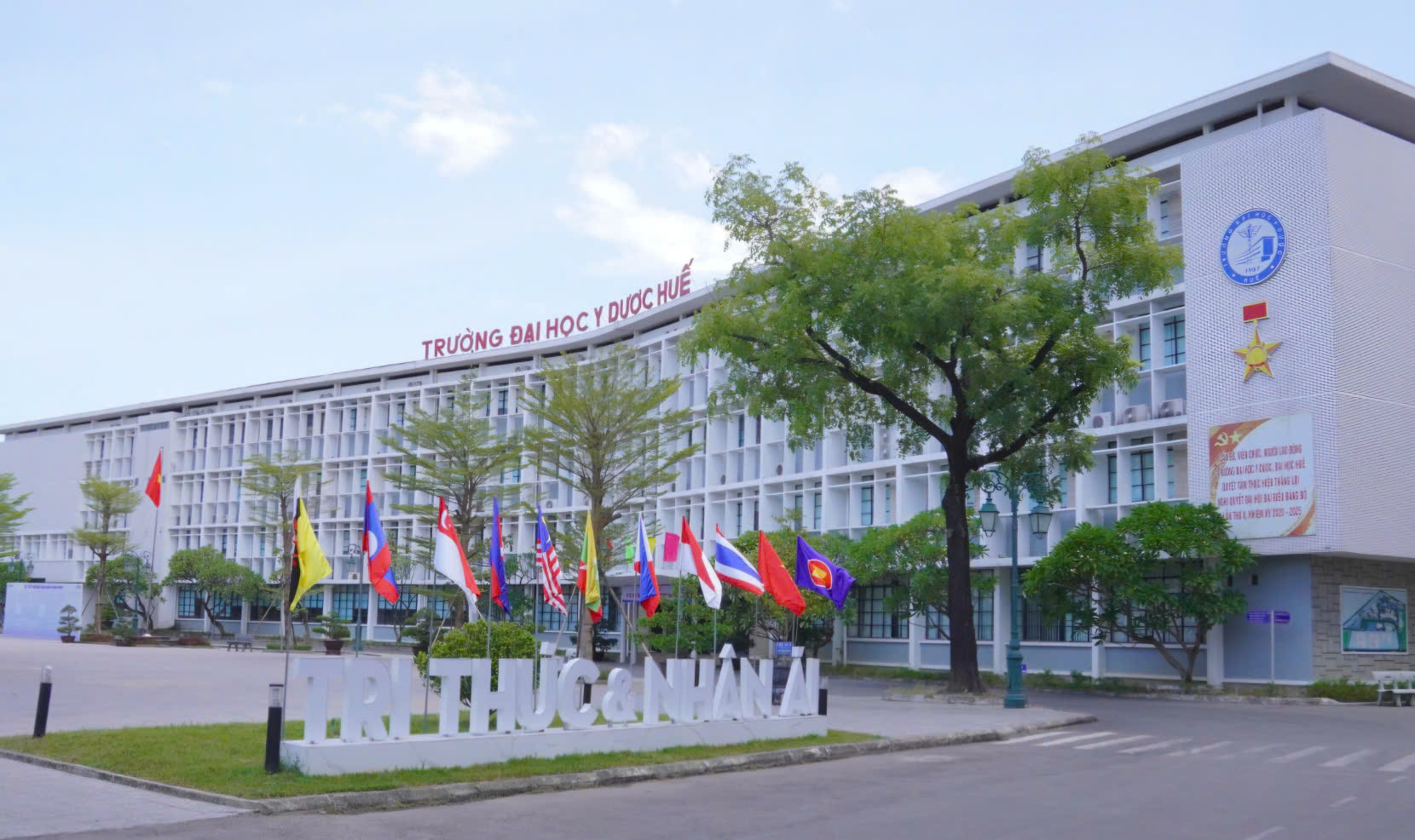 Đại học Huế công bố điểm chuẩn, nhóm ngành sức khỏe có mức điểm thế nào?- Ảnh 1.