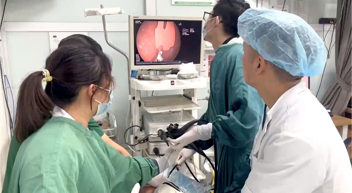 Cảnh Giác Với Trẻ Nhỏ: Nguy Cơ Từ Việc Nuốt Dị Vật Khi Ăn Uống