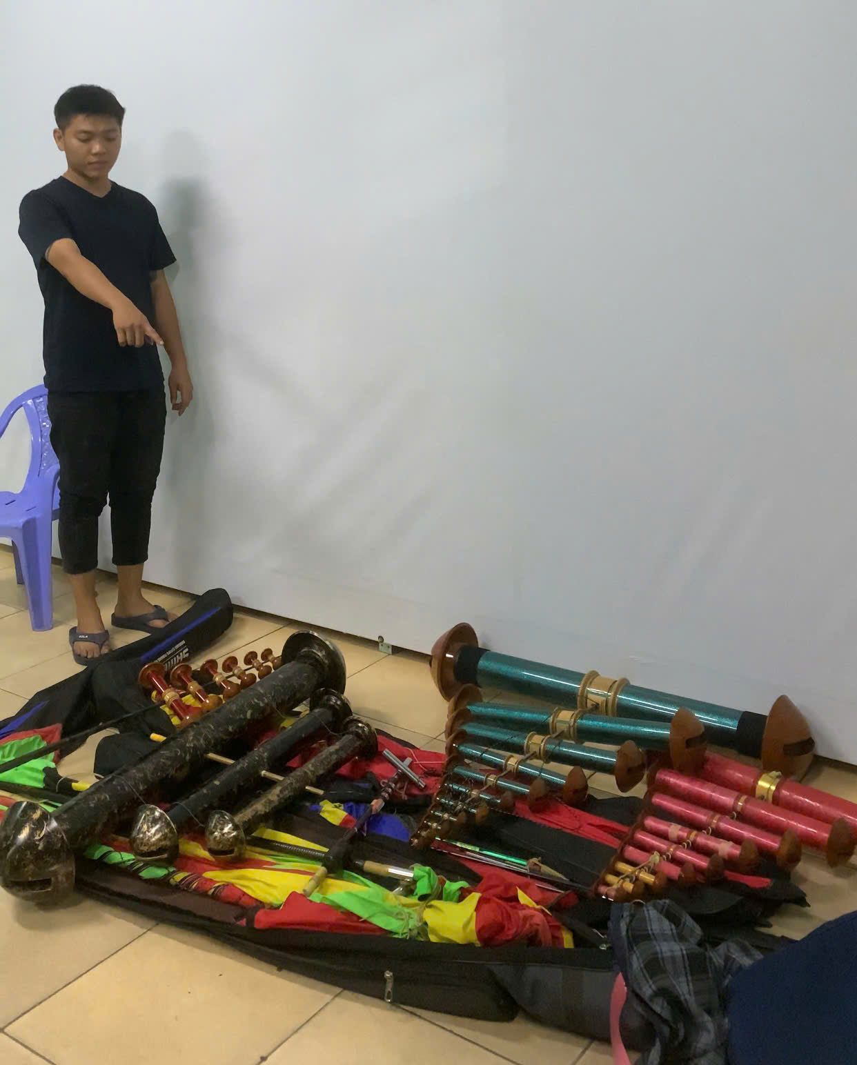 Tạm giữ 3 đối tượng thả diều gắn đèn gần sân bay Tân Sơn Nhất - Ảnh 3.