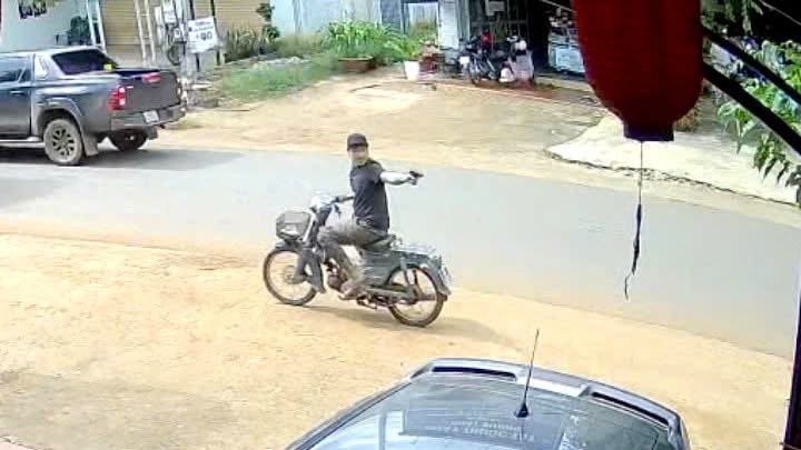 Cuộc Truy Đuổi Kịch Tính: Thanh Niên Rút Súng Đe Dọa Sau Khi Bị Đòi Tiền