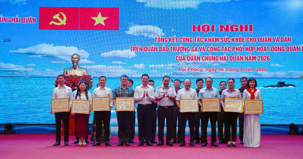 doan-cong-tac-bo-y-te-nhan-bang-khen-dot-kham-suc-khoe-quan-dao-truong-sa-1786004015061307886057 Nhiều cán bộ y tế được khen thưởng sau khám sức khỏe Trường Sa năm 2026 - Ảnh 6.