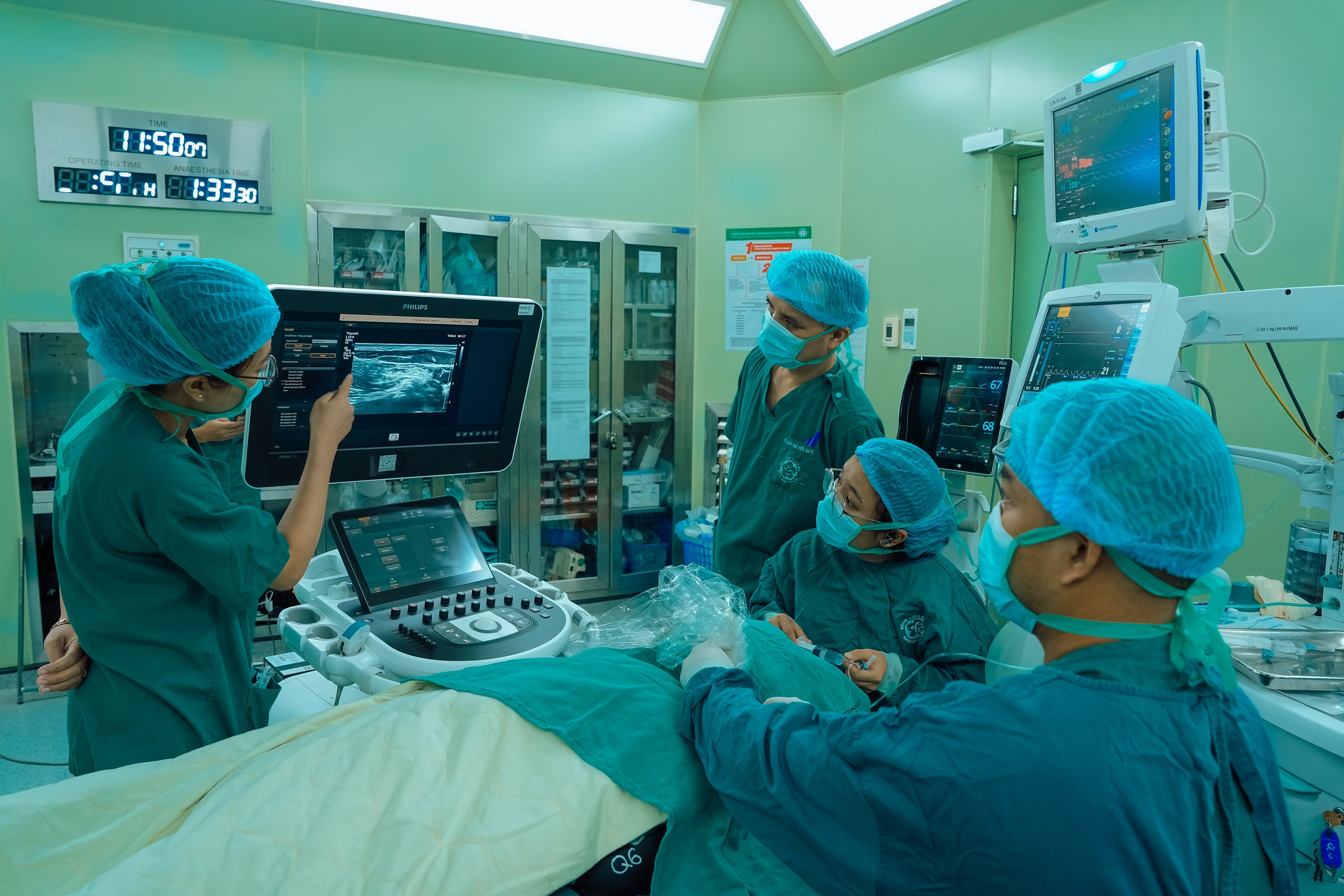 dong-mach-canh-1786707102764279046463 Bệnh viện Bạch Mai đạt dấu mốc 500 ca phẫu thuật hẹp động mạch cảnh - Ảnh 2.