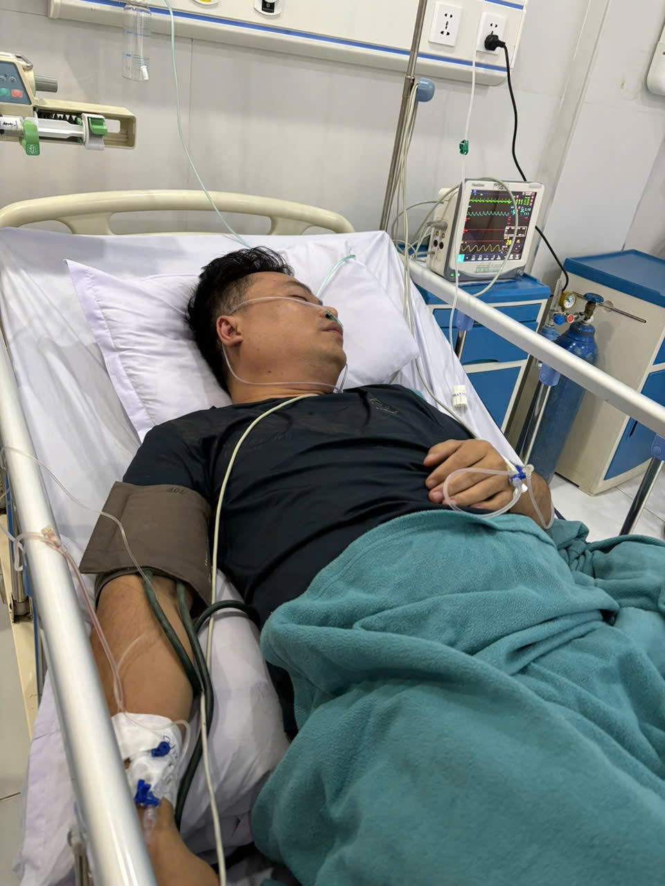 Hình ảnh về tình trạng sức khỏe của anh Phương trong bệnh viện.