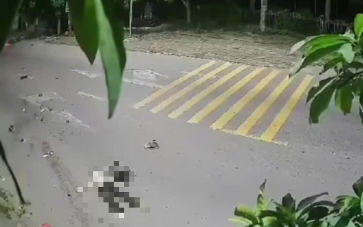 Đâm vào gác chắn đường sắt, hai người thương vong- Ảnh 2.