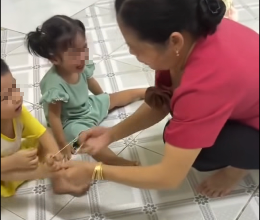 Bắt khẩn cấp bảo mẫu dùng dây thun bắn vào chân 2 trẻ- Ảnh 2.