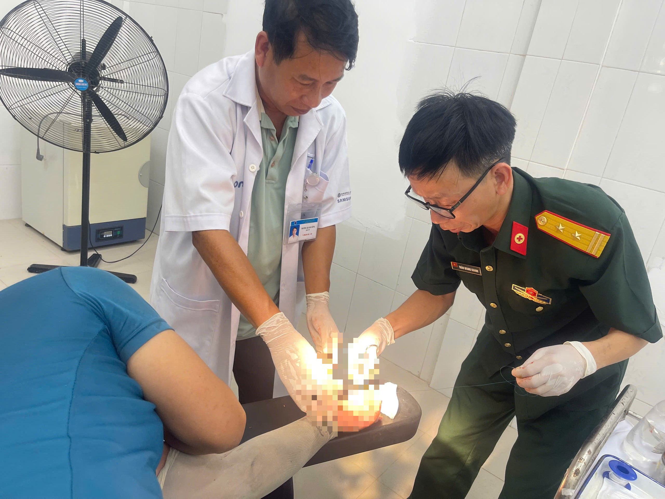 Cấp cứu ngư dân bị dây tời cuốn dập ngón tay, mất nhiều máu trên biển- Ảnh 1.