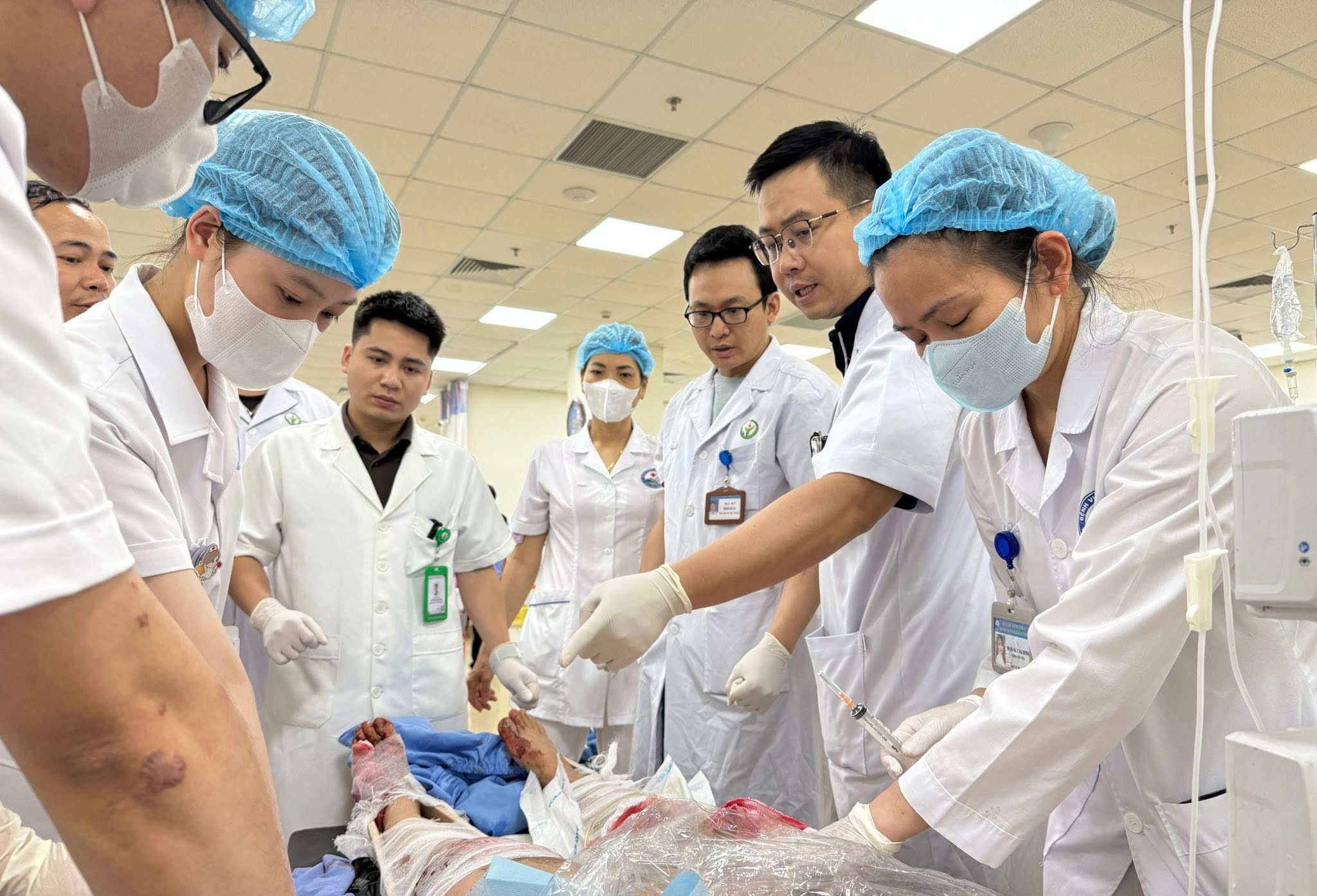 edit-cap-cuu-tam-dao-17456545882211914215191 Cấp cứu cho người bệnh bị tai nạn giao thông. Ảnh: BV Hữu nghị Việt Đức