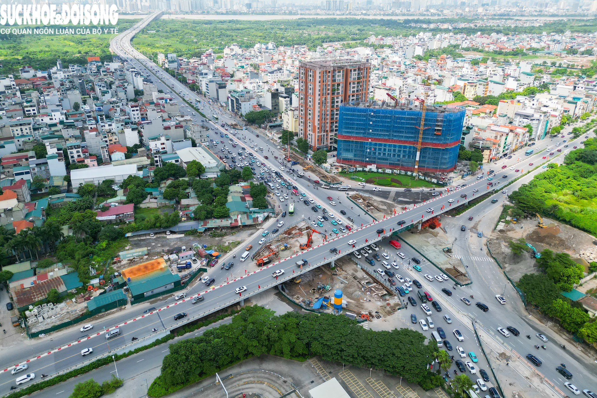 Hầm chui Cổ Linh giảm ùn tắc Vành đai 2 từ trên cao
