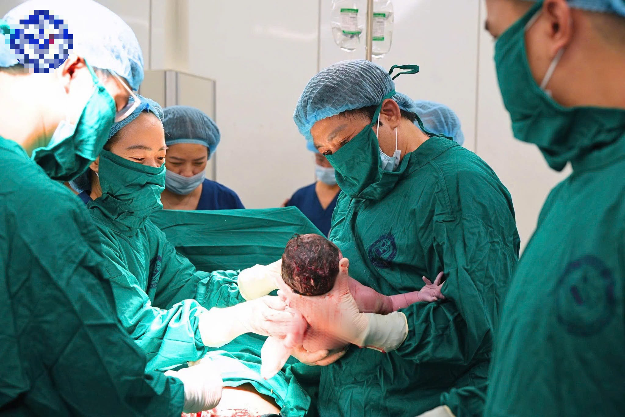 Bé trai đầu tiên chào đời ở Cơ sở 2 được Giám đốc Bệnh viện Phụ sản TW đặt tên với nhiều niềm kỳ vọng...- Ảnh 1.
